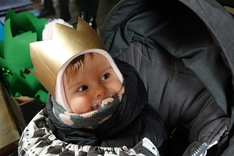 Orszak Trzech Króli 2023 w Walimiu. Z kościoła do kościoła