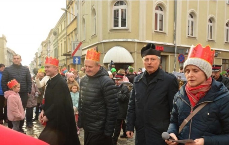 Orszak Trzech Króli 2023 w Ząbkowicach Śl. Kolędowali z Gennesaret