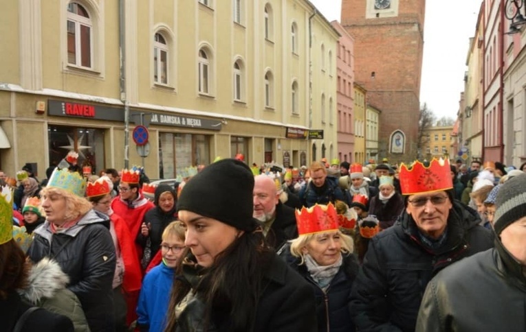 Orszak Trzech Króli 2023 w Ząbkowicach Śl. Kolędowali z Gennesaret