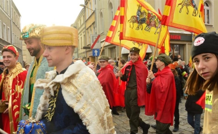 Orszak Trzech Króli 2023 w Ząbkowicach Śl. Kolędowali z Gennesaret