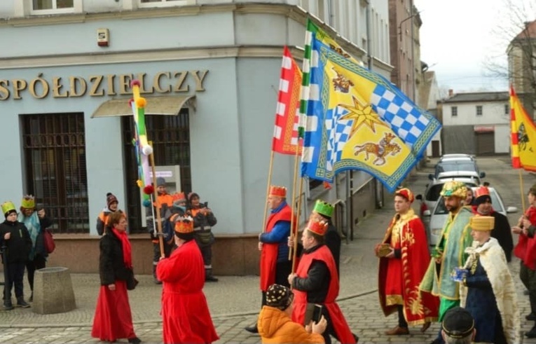 Orszak Trzech Króli 2023 w Ząbkowicach Śl. Kolędowali z Gennesaret