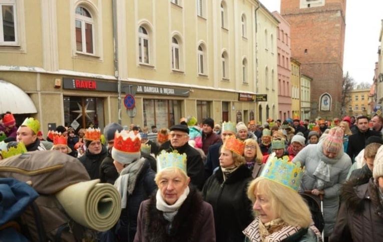 Orszak Trzech Króli 2023 w Ząbkowicach Śl. Kolędowali z Gennesaret