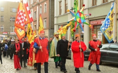 Orszak Trzech Króli 2023 w Ząbkowicach Śl. Kolędowali z Gennesaret