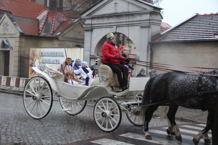 Orszak i kolędowanie we Wschowie