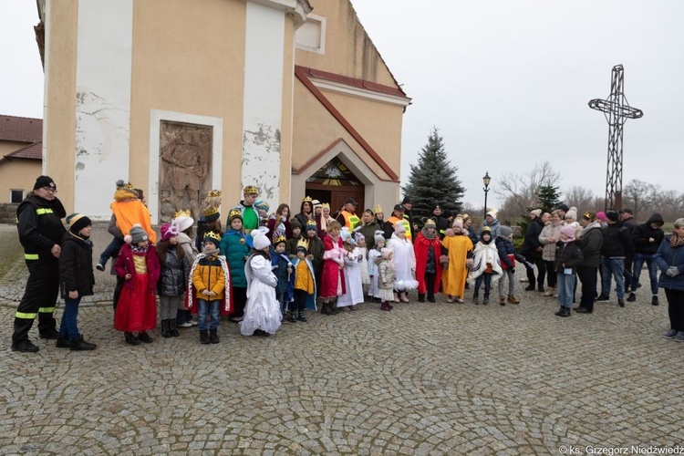 Uliczne jasełka i kolędowanie w Wilkowie