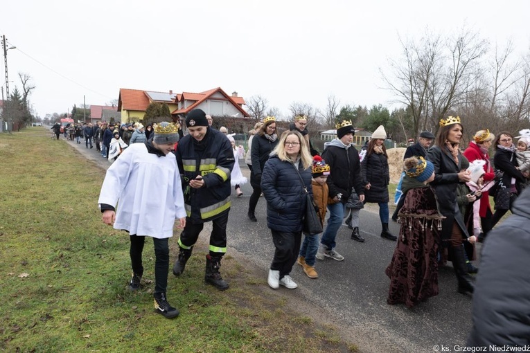 Uliczne jasełka i kolędowanie w Wilkowie