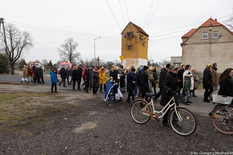 Uliczne jasełka i kolędowanie w Wilkowie