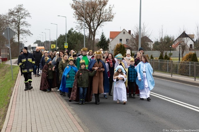 Uliczne jasełka i kolędowanie w Wilkowie