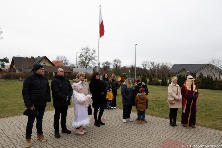 Uliczne jasełka i kolędowanie w Wilkowie