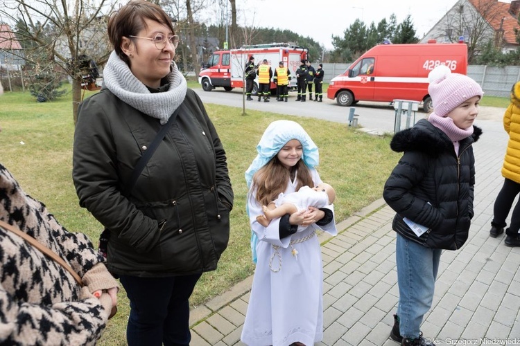 Uliczne jasełka i kolędowanie w Wilkowie