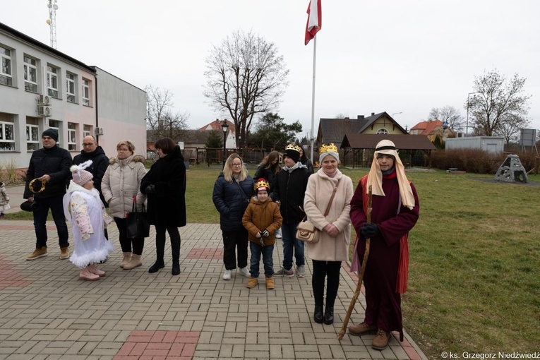 Uliczne jasełka i kolędowanie w Wilkowie