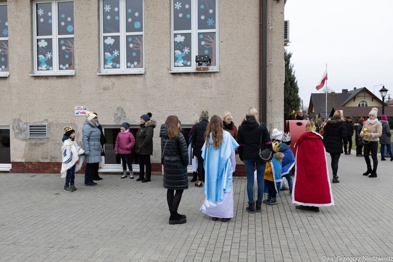 Uliczne jasełka i kolędowanie w Wilkowie