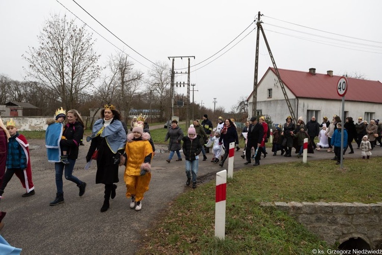 Uliczne jasełka i kolędowanie w Wilkowie