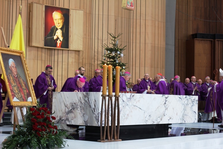 Msza św. żałobna za duszę papieża seniora Benedykta XVI