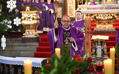 Uwielbiała czekać na Boże Narodzenie. Pogrzeb mamy ks. Piotra Mrzygłoda