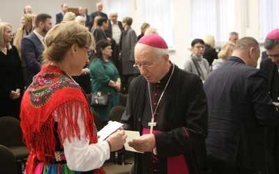 Spotkanie biskupa z dyrektorami szkół to także czas rozmów o kształceniu pokoleń, wymiana doświadczeń i życzliwości, a także zapewnienie o wzajemnej modlitwie.