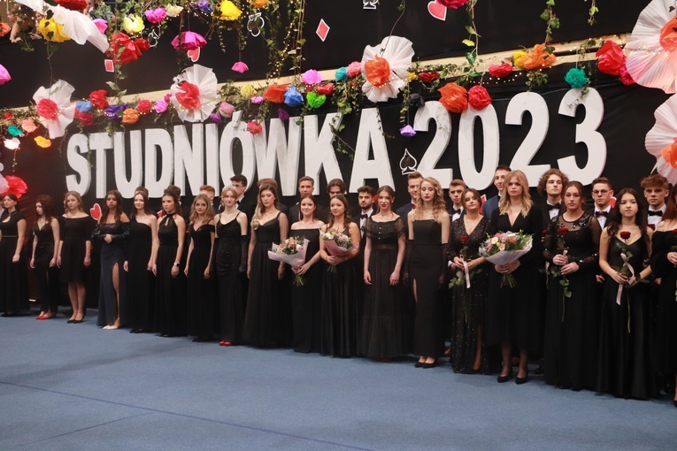 Studniówka w Liceum Ogólnokształcącym Pijarskiej Szkoły Królowej Pokoju w Łowiczu