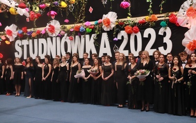Licealiści Pijarskich Szkół Królowej Pokoju w Łowiczu rozpoczęli sezon studniówek 2023.
