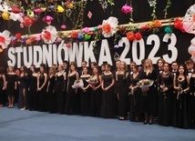 Licealiści Pijarskich Szkół Królowej Pokoju w Łowiczu rozpoczęli sezon studniówek 2023.