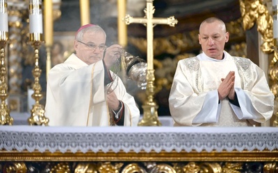 Bp Marek Mendyk w czasie okadzenia oltarza.