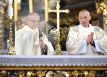 Bp Marek Mendyk w czasie okadzenia oltarza.