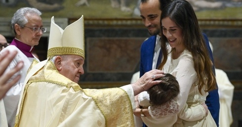 Papież ochrzcił 13 noworodków