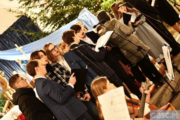 Młodzi zaprosili parafian do kolędowania