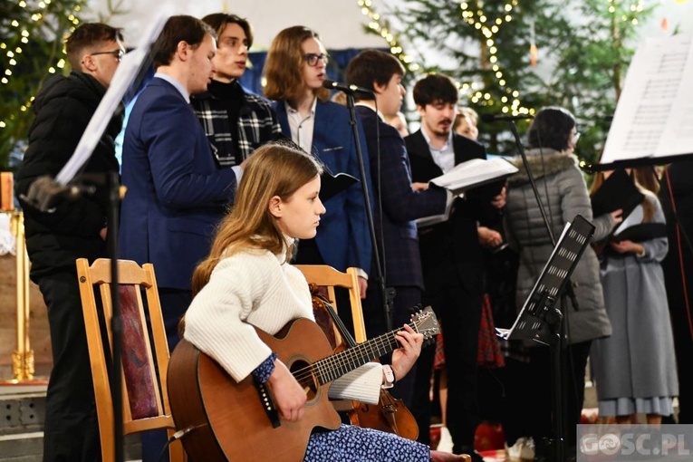 Młodzi zaprosili parafian do kolędowania