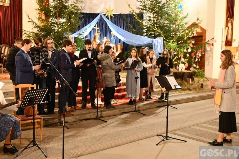 Młodzi zaprosili parafian do kolędowania