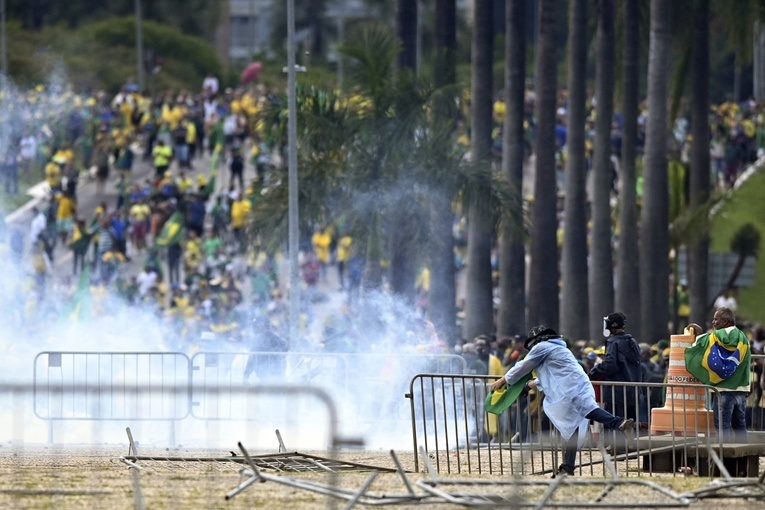 Brazylia: Brutalny szturm zwolenników Bolsonaro na instytucje państwowe