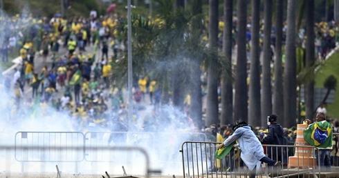 Brazylia: Brutalny szturm zwolenników Bolsonaro na instytucje państwowe