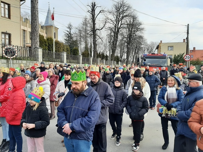 Orszak Trzech Króli 2023 w Piławie Górnej. Pomogli strażacy