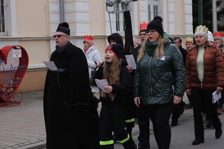 Orszak Trzech Króli 2023 w Piławie Górnej. Pomogli strażacy