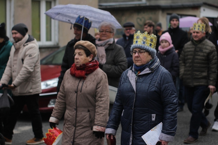 Orszak Trzech Króli 2023 w Piławie Górnej. Pomogli strażacy