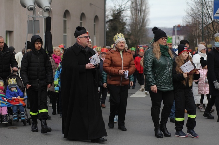 Orszak Trzech Króli 2023 w Piławie Górnej. Pomogli strażacy