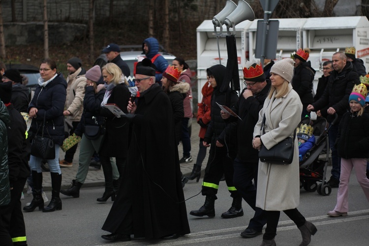 Orszak Trzech Króli 2023 w Piławie Górnej. Pomogli strażacy