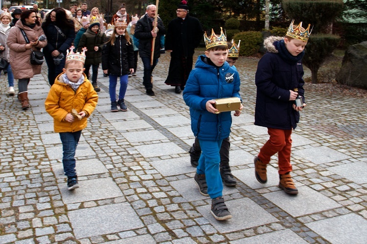 Orszak Trzech Króli 2023 w Dzierżoniowie. Tylko u Królowej Różańca