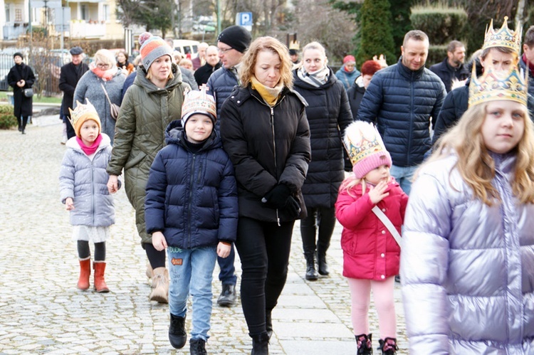 Orszak Trzech Króli 2023 w Dzierżoniowie. Tylko u Królowej Różańca