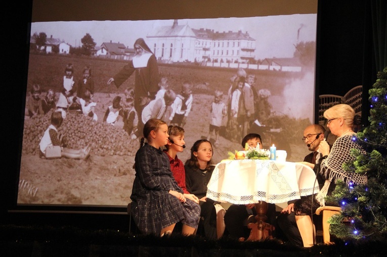 Dębica. Jubileuszowe jasełka sióstr służebniczek