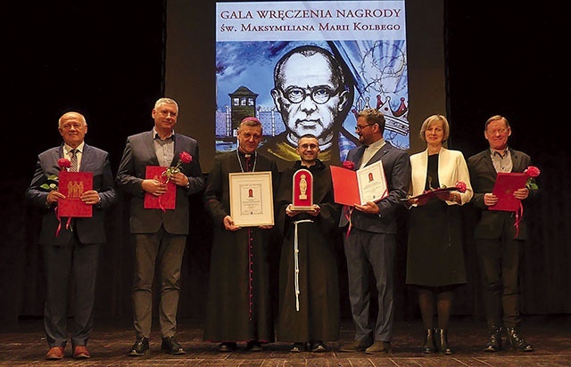 ▲	Wyróżnieni z bp. Romanem Pindlem i ks. Piotrem Hoffmannem.