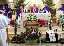 ▲	Ostatnie pożegnanie wieloletniego duszpasterza.