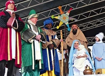 ▲	Bohaterowie bielskiego korowodu na Rynku starówki.