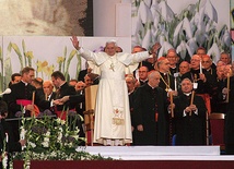 Kraków 27 maja 2006 r. Na Błoniach w trakcie spotkania z młodzieżą Ojciec Święty szeroko otwierał ramiona.