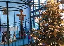 Dzięki prowadzonej akcji nie tylko wystrój świąteczny ośrodka wspiera jego ciężko chorych podopiecznych w okresie Świąt Bożego Narodzenia.