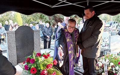 	Ksiądz Piotr Mrzygłód w czasie ceremonii pogrzebowej na cmentarzu.