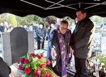 	Ksiądz Piotr Mrzygłód w czasie ceremonii pogrzebowej na cmentarzu.