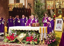 ▲	Na Mszy św. zgromadzili się kapłani oraz wierni archidiecezji warmińskiej.