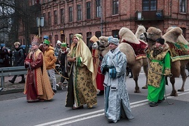 W Żyrardowie orszak przeszedł ulicami miasta po raz piąty.  W role Królów wcielili się Andrzej, Marcin i Marek,  a towarzyszyły im wielbłądy – Stefan i Nel.