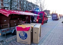 Dary do Ukrainy strażacy zawieźli nowym samochodem 