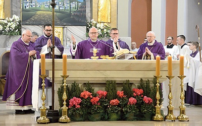 ▲	Eucharystii przewodniczyli biskupi.